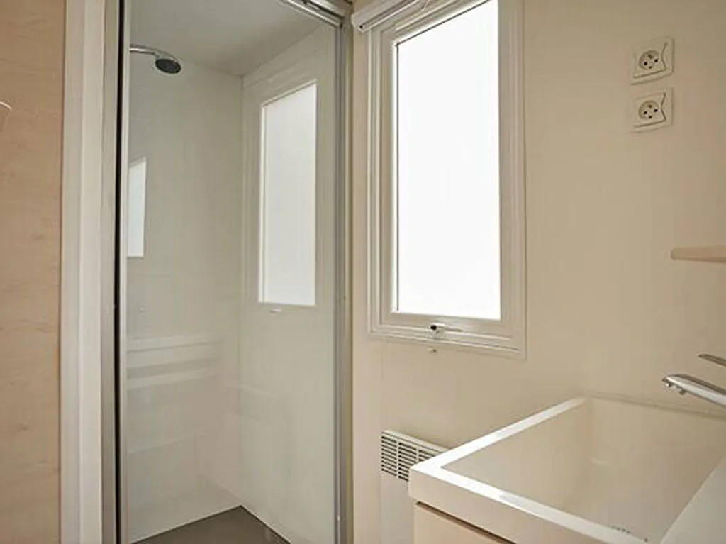 camping-park-umag-mobilehome-comfort-for-four-interior-bathroom
