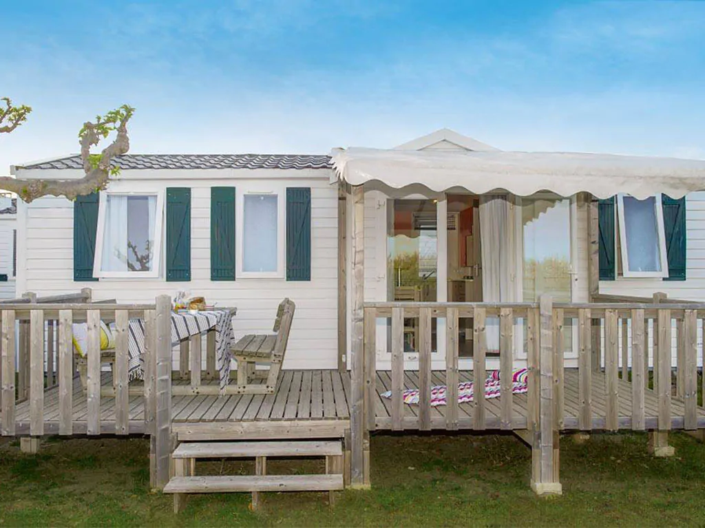 camping-rosapineta-mobilehome-comfort-for-four-exterior-frontview