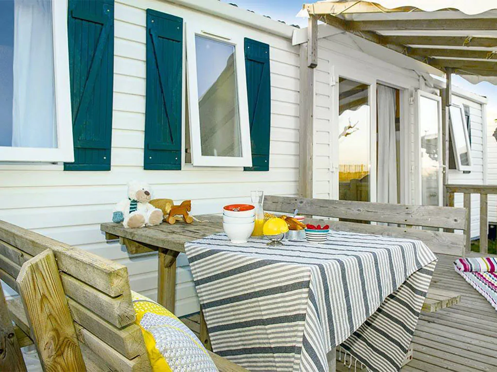 camping-rosapineta-mobilehome-comfort-for-four-exterior-terrace
