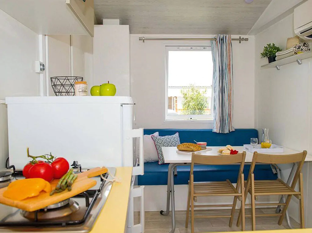 camping-rosapineta-mobilehome-comfort-for-four-interior-kitchen-livingroom