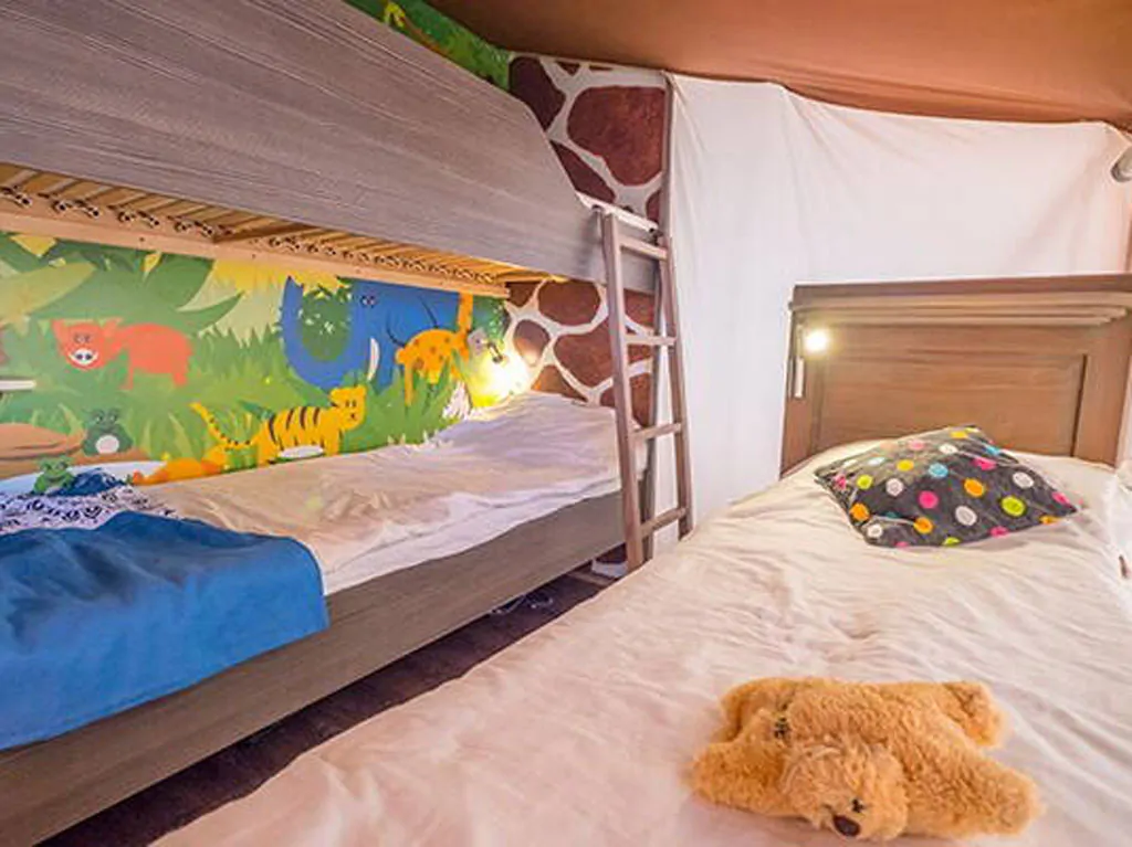 camping-terme-catez-glamping-tent-superior-interior-bedroom-singlebeds
