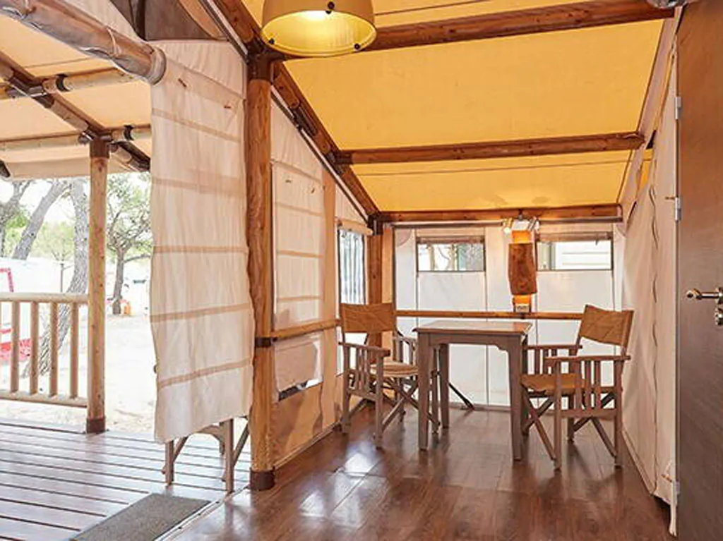 camping-terme-catez-glamping-tent-superior-interior-table