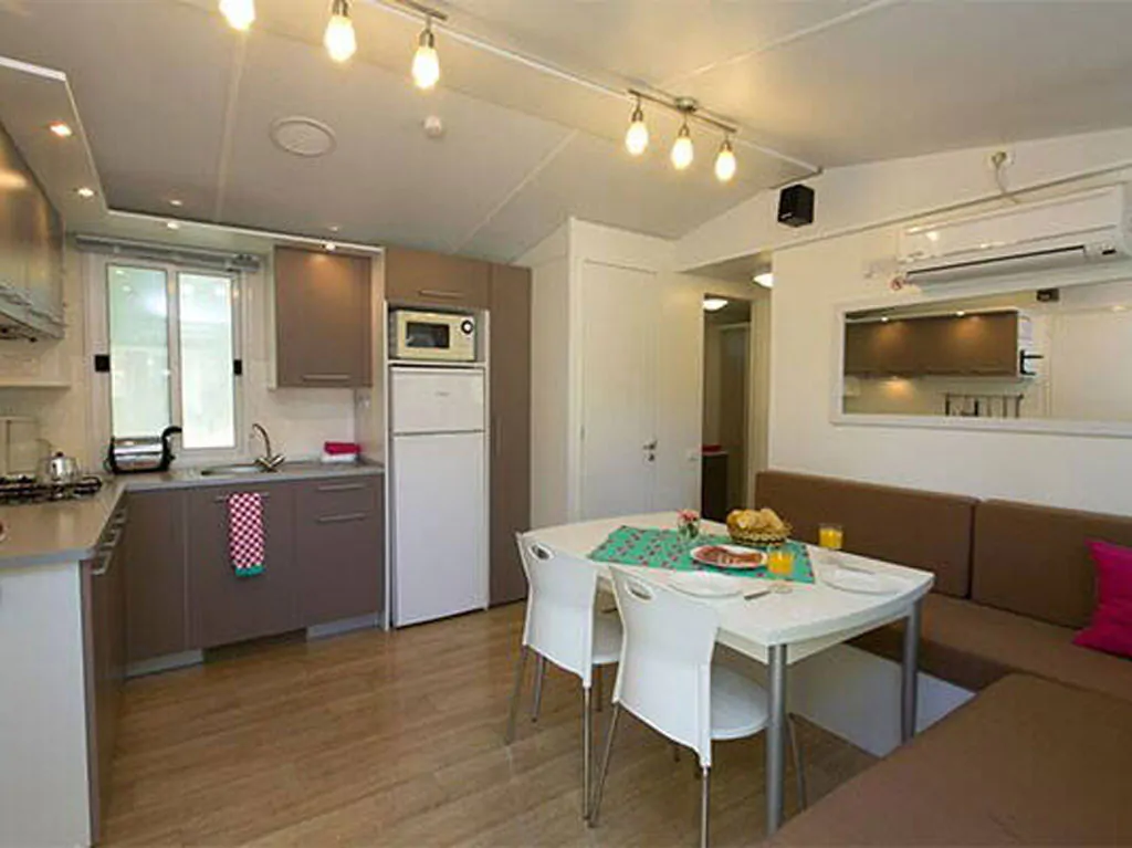 camping-terme-catez-mobilehome-classic-for-six-interior-livingroom-kitchen