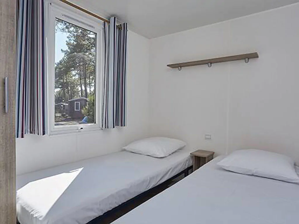 camping-terme-catez-mobilehome-comfort-for-fourtwo-interior-bedroom-singlebed