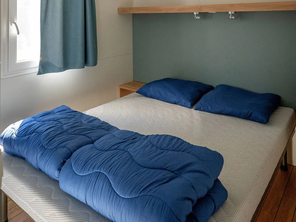 camping-terme-catez-mobilehome-comfort-for-fourtwo-interior-bedroom