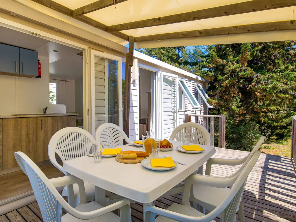 zaton-holiday-resort-mobilehome-comfort-three-bedrooms-exterior-terrace