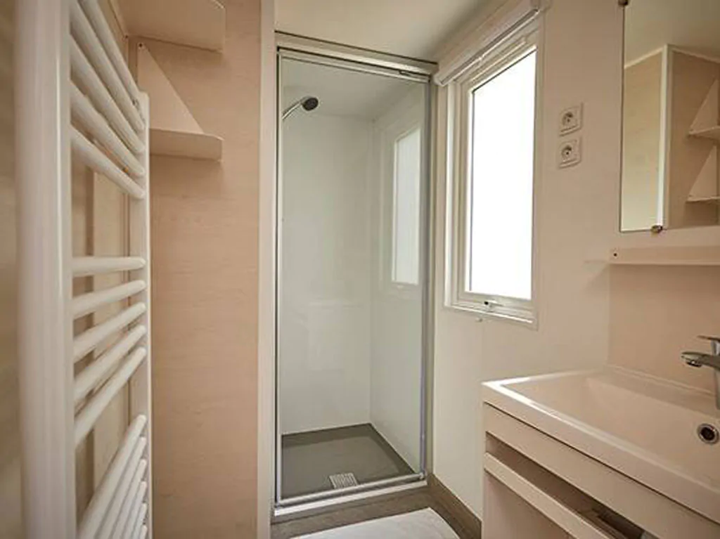 zaton-holiday-resort-mobilehome-comfort-two-bedrooms-interior-bathroom