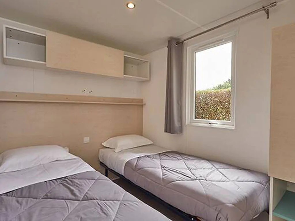 zaton-holiday-resort-mobilehome-comfort-two-bedrooms-interior-bedroom-singlebeds