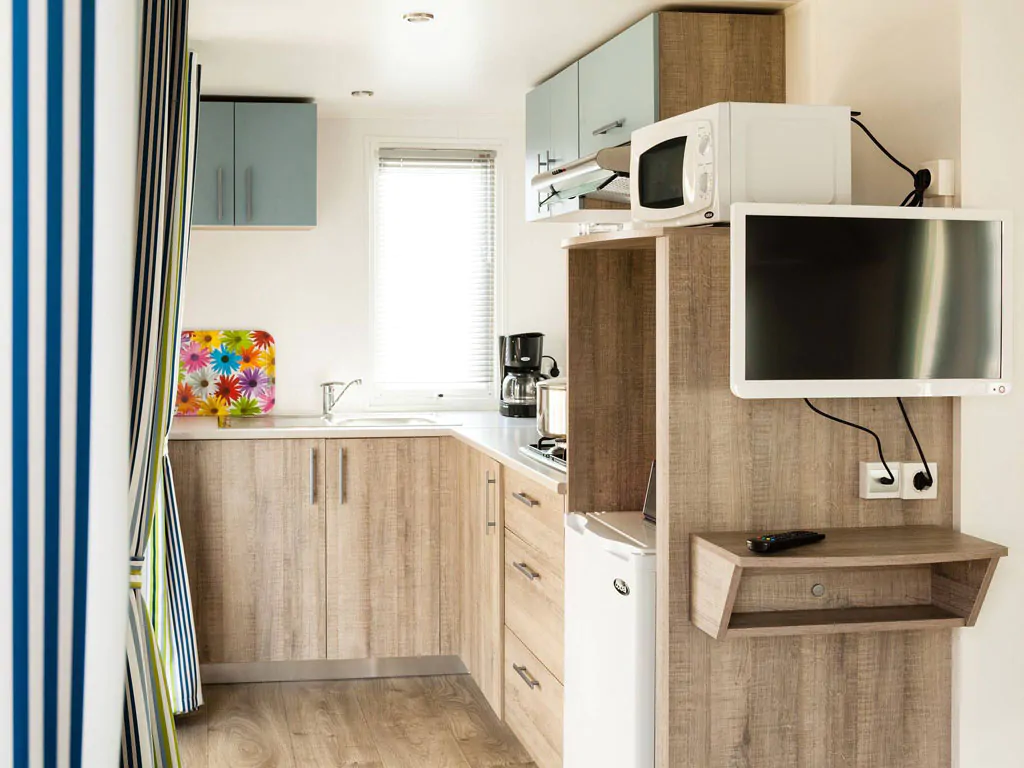 zaton-holiday-resort-mobilehome-comfort-two-bedrooms-interior-kitchen