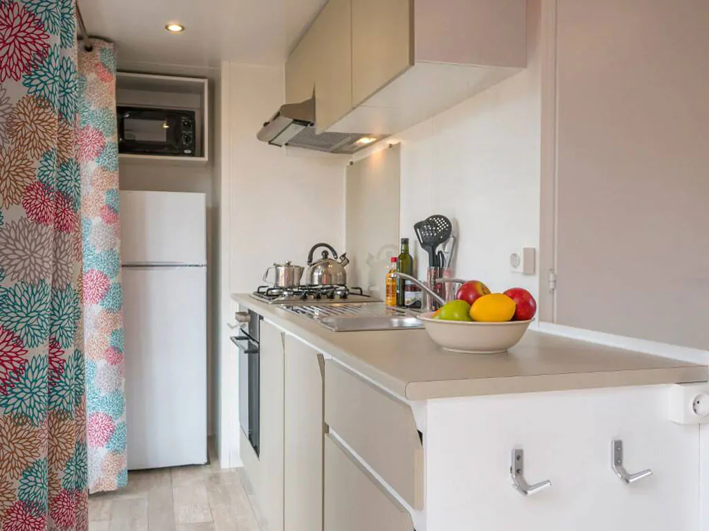zaton-holiday-resort-mobilehome-premium-for-six-interior-kitchen